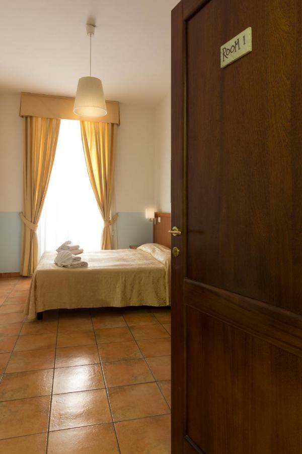 Few Steps From St Peter Bed and Breakfast Εξωτερικό φωτογραφία