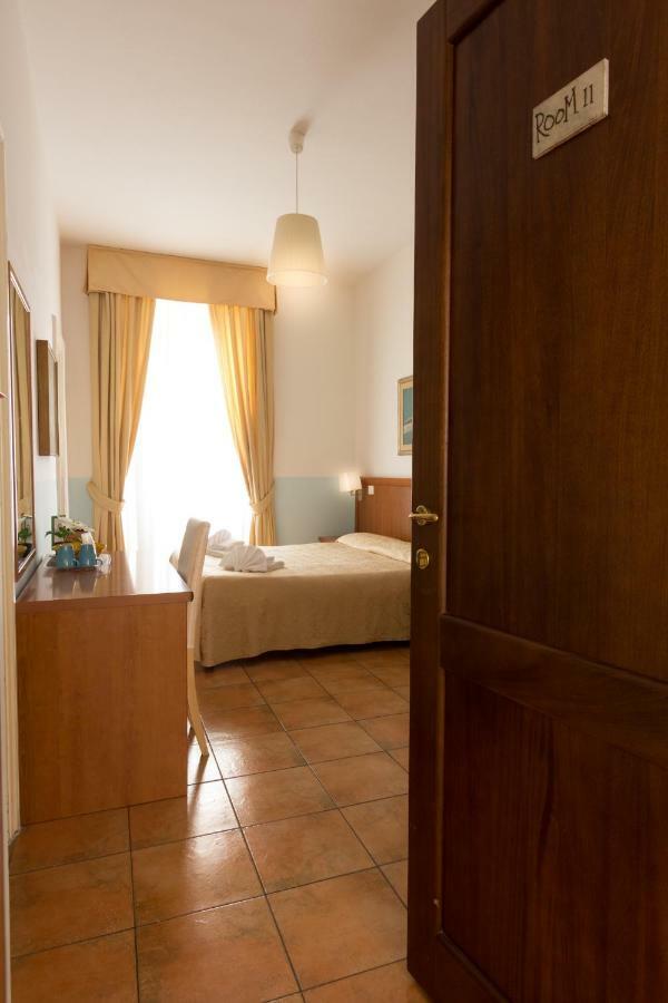 Few Steps From St Peter Bed and Breakfast Εξωτερικό φωτογραφία