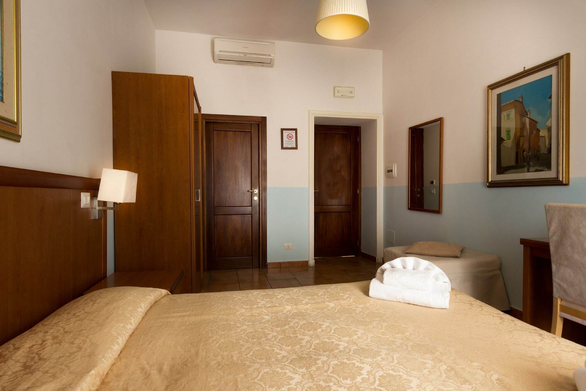 Few Steps From St Peter Bed and Breakfast Εξωτερικό φωτογραφία
